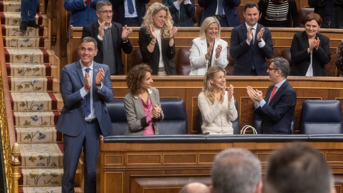 María Jesús Montero y Félix Bolaños, en compañía de Yolanda Díaz, aplauden a Pedro Sánchez en el Congreso de los Diputados.