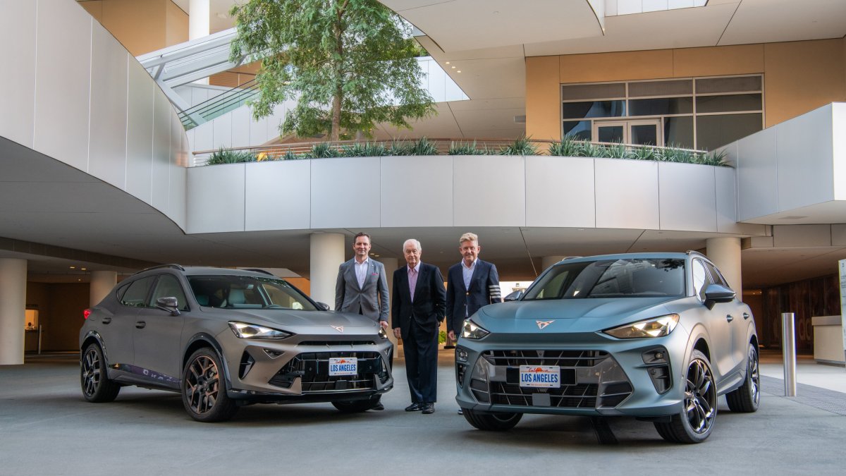 El miembro del consejo de administración de Volkswagen, Thomas Schäfer; el ceo de Penske Automotive Group, Roger Penske, y el ceo de Cupra, Wayne Griffiths.