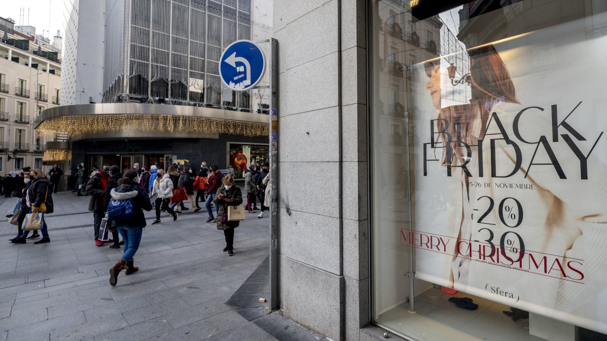 Archivo - Un cartel publicitario anuncia rebajas con motivo del Black Friday, a 25 de noviembre de 2021, en Madrid (España). El Black Friday se celebra después del día de Acción de Gracias y se caracteriza por que en él se lanzan ofertas en los comercios.