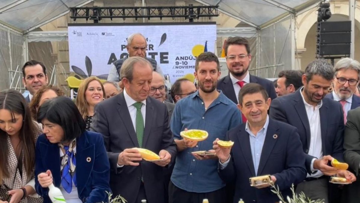 El presentador David Broncano junto al presidente de la Diputación de Jaén, Francisco Reyes (PSOE), en Andújar.