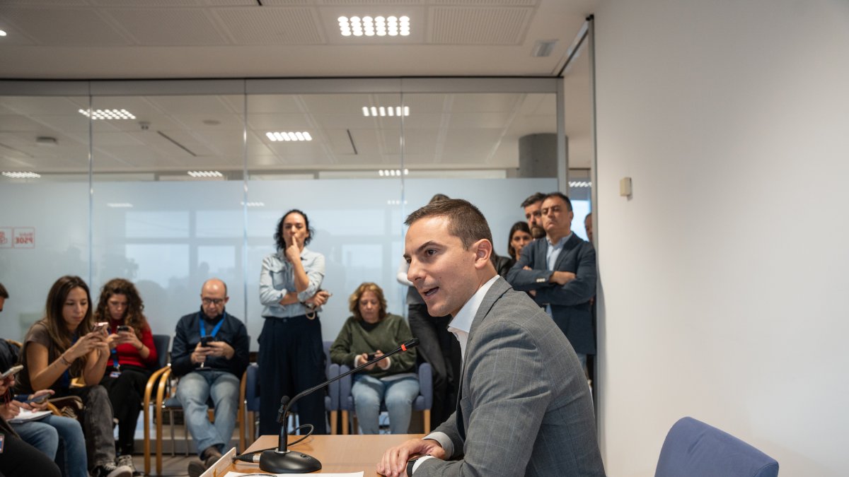 Juan Lobato, ante los periodistas, en la Asamblea de Madrid.