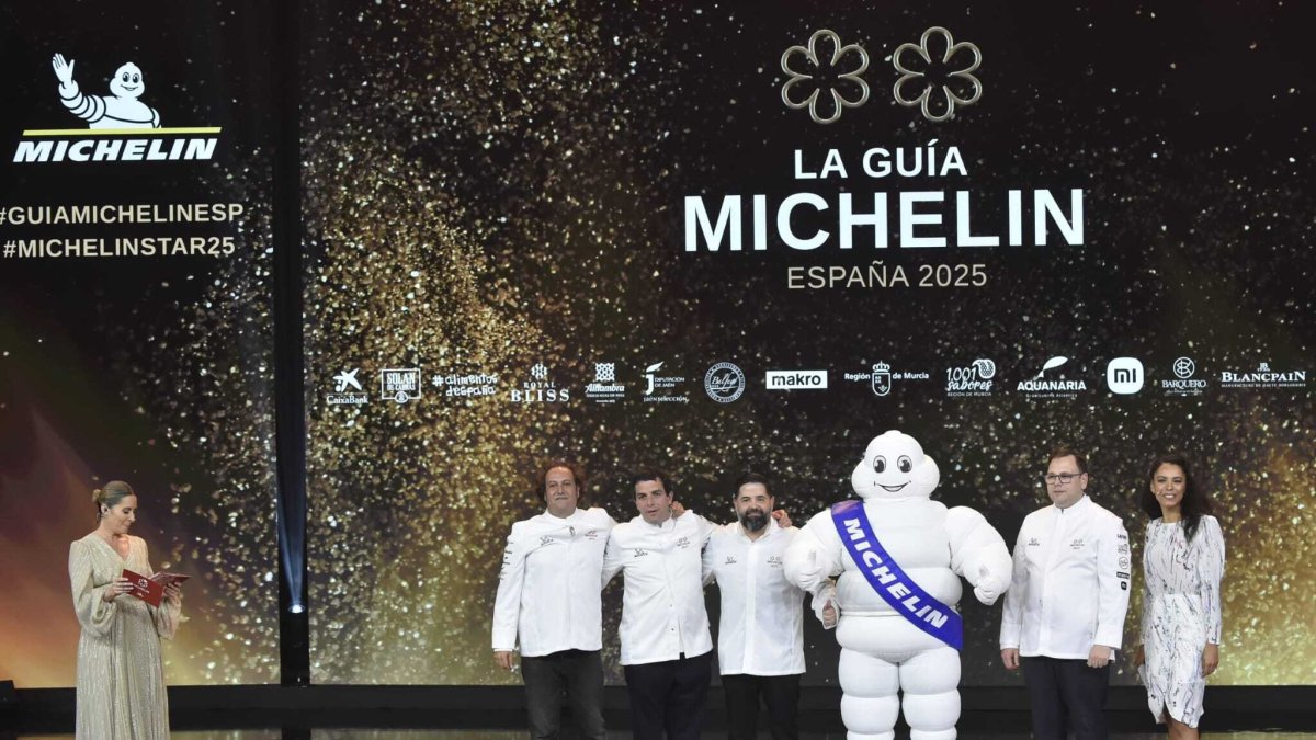 Los chef de restaurantes con dos Estrellas Michelín posan durante la gala de la Guía Michelin 2025.
