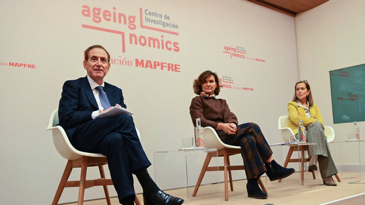 De izq. a dcha. Antonio Huertas, presidente de MAPFRE; Carmen Calvo, presidenta del Consejo de Estado; Marieta Jiménez, presidenta de ClosinGap.