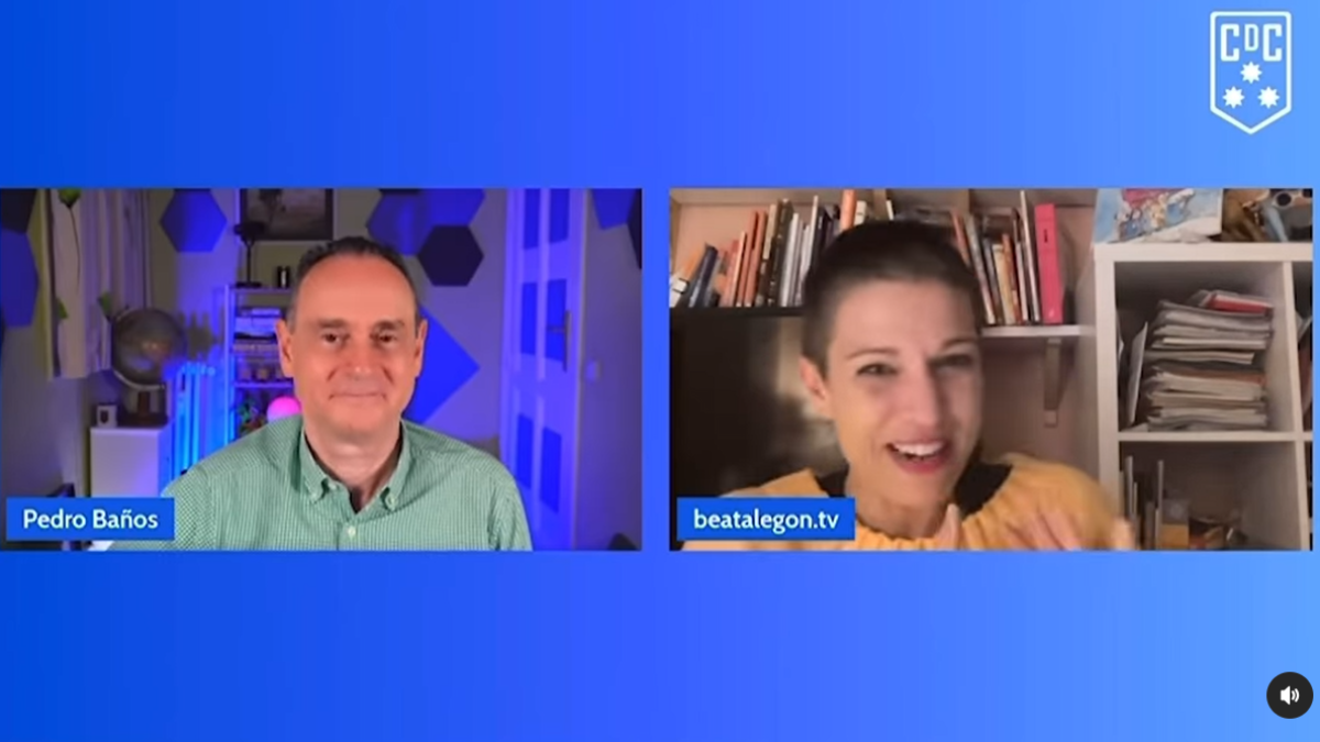 Un momento de la charla entre el coronel Pedro Baños y Bea Talegón
