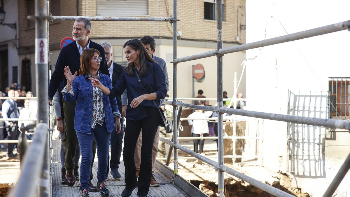 El Rey Felipe VI, la alcaldesa de Chiva, Amparo Fort, y la Reina Letizia, durante la visita a la localidad de Chiva, tres semanas después de la DANA