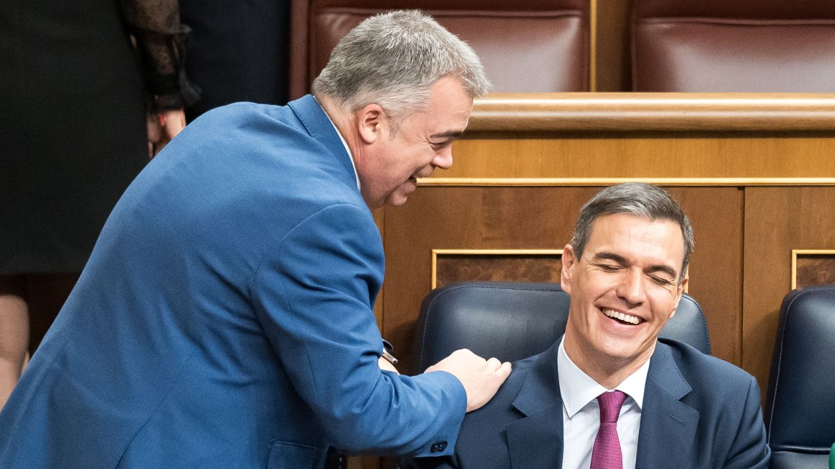 El secretario de Organización del PSOE, Santos Cerdán, saluda a Pedro Sánchez en el Congreso.