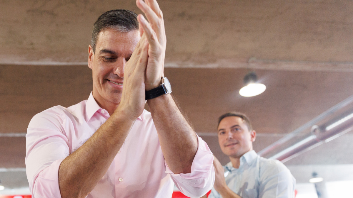 Pedro Sánchez y Juan Lobato durante un mitin del PSOE.