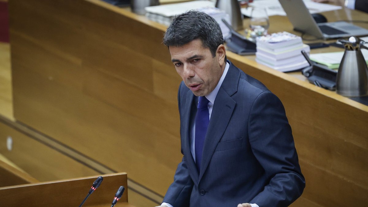 El presidente Carlos Mazón en Les Corts.