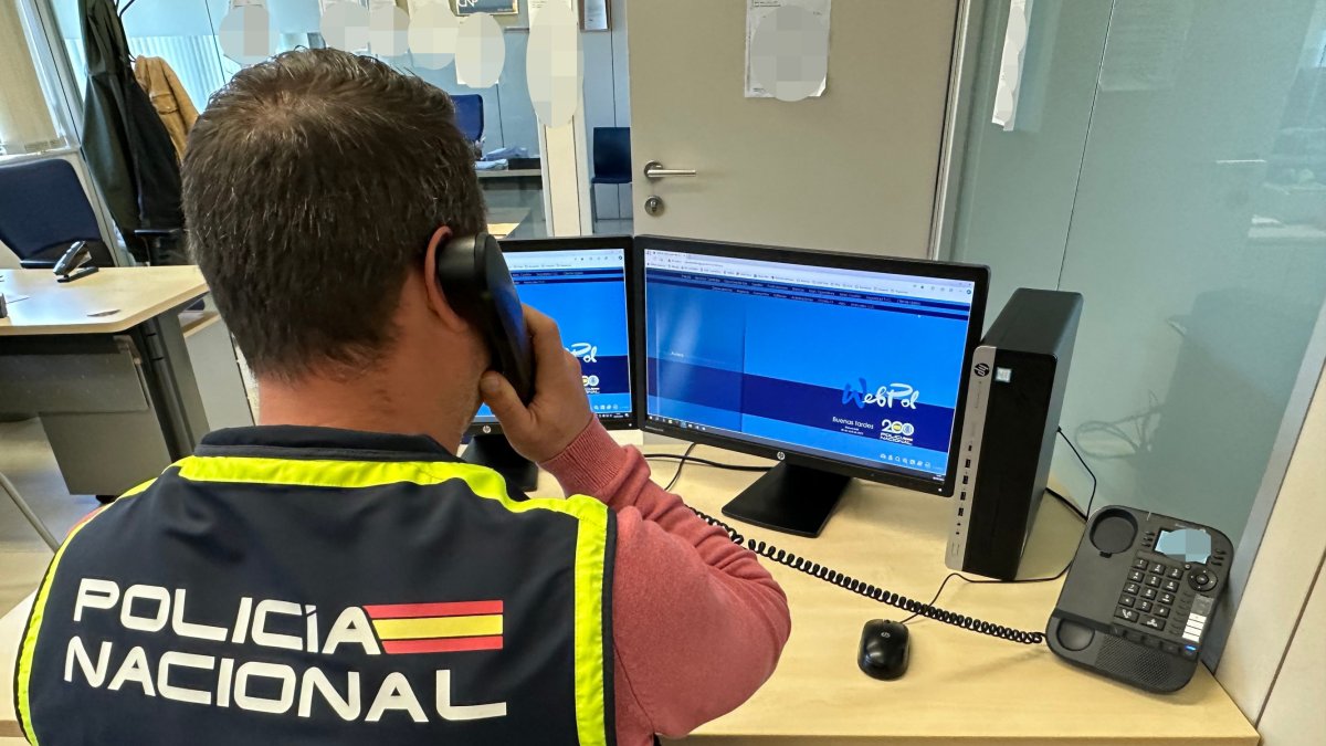 (Foto de ARCHIVO)
Agente de la Policía Nacional alertando de los peligros de las estafas telefónicas.