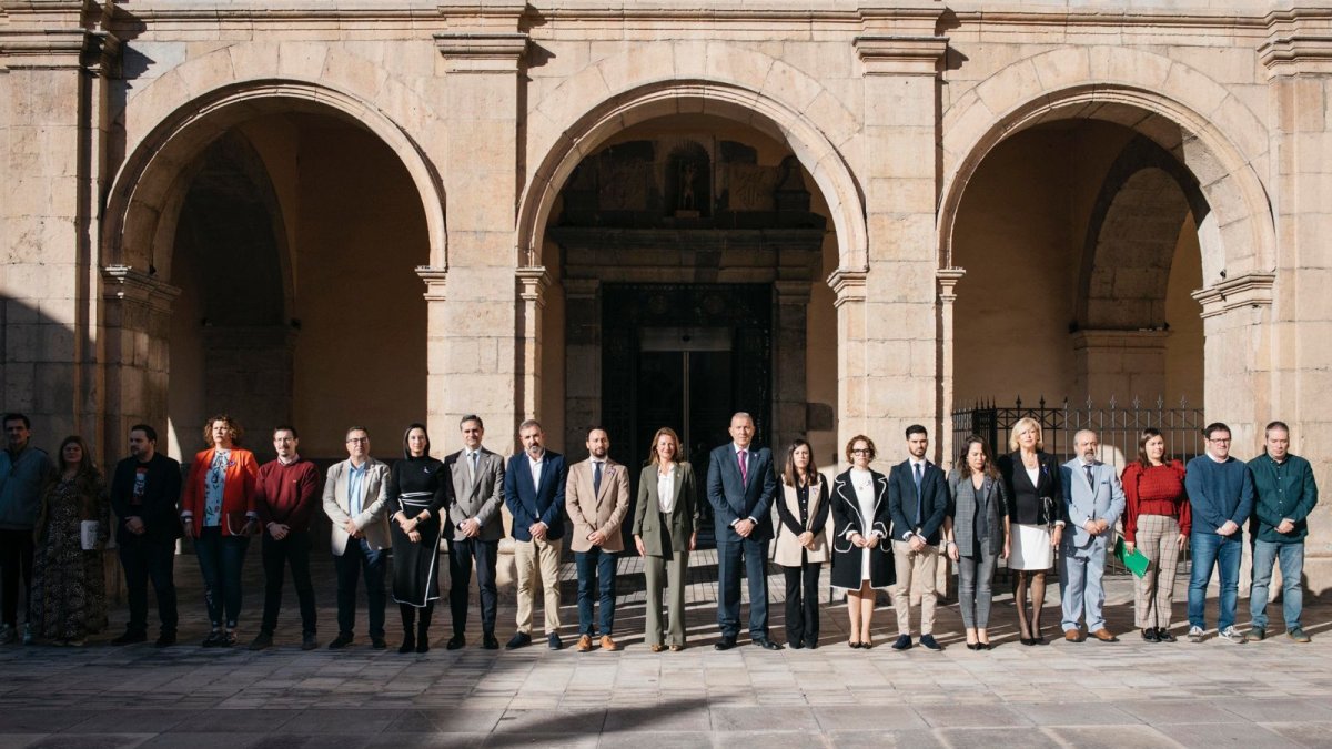 Minuto de silencio de la corporación municipal a las puertas del Ayuntamiento