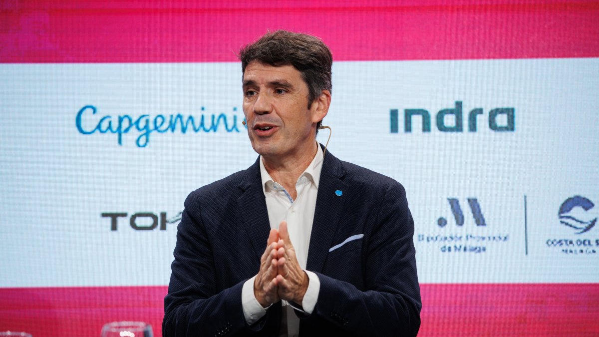 (Foto de ARCHIVO)
El director de unidad de Big Data y Analitica (Insight&Data) de Capgemini, Raúl Bartolomé, interviene durante un encuentro sobre Inteligencia Artificial y nuevas tecnologías, organizado por el diario Expansión, en Zenit The Studio, a 19 de diciembre de 2023, en Madrid (España). Durante la jornada, se analiza el desafío que supone la utilización de la IA en las empresas, sus aplicaciones prácticas y cómo debería regularse para que cumpla con estándares éticos y de transparencia, así como cuestiones relacionadas con el uso de otras tecnologías como la realidad aumentada y la realidad virtual. También, se debate sobre criptomonedas, ciberseguridad, tecnología blockchain y los nuevos perfiles profesionales.
Alejandro Martínez Vélez / Europa Press
19 DICIEMBRE 2023;INTELIGENCI AARTIFICAL;NUEVAS TECNOLOGIAS;MEDIOS;EXPANSION
19/12/2023