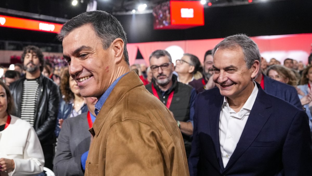 Pedro Sánchez junto a José Luis Rodríguez Zapatero, en Sevilla
