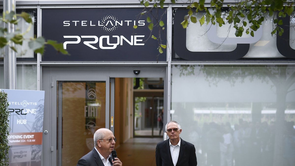 Archivo - CEO of Stellantis, Carlos Tavares and CEO of Alfa Romeo, Jean Philippe Imparato speech during the Stellantis ProOne Hub Opening 17, 2024.