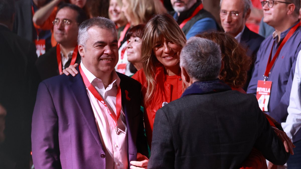 La esposa del presidente del gobierno, Begoña Gómez, junto al secretario de Organización del PSOE, Santos Cerdán.