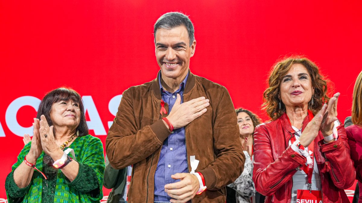 Pedro Sánchez, María Jesús Montero y Cristina Narbona durante el Congreso Federal del PSOE.