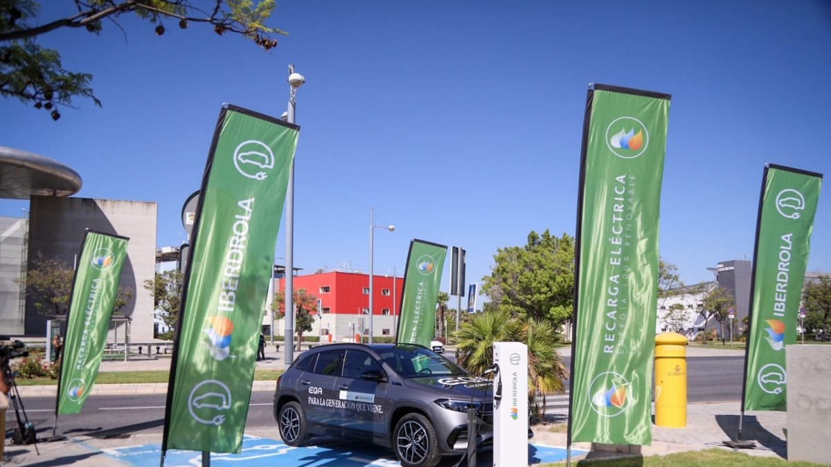 Archivo - Estaciones de recarga pública para vehículos eléctricos en Málaga capital.
