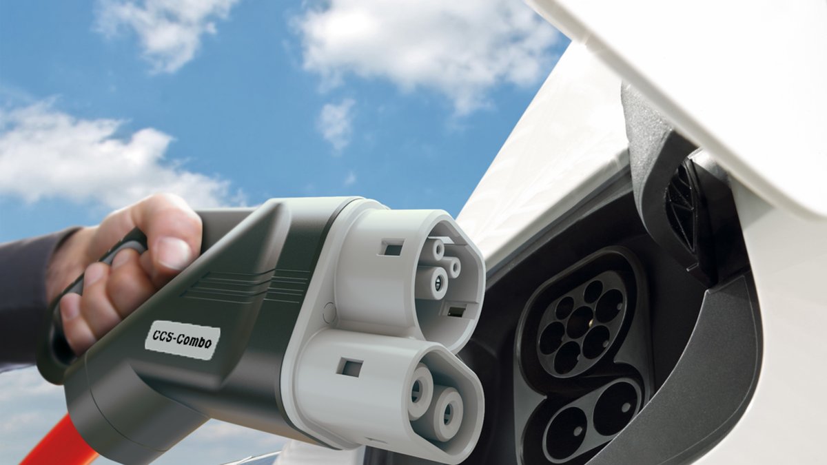 Archivo - Las matriculaciones de coches eléctricos caen en noviembre un 5,3%, hasta las 5.895 unidades.