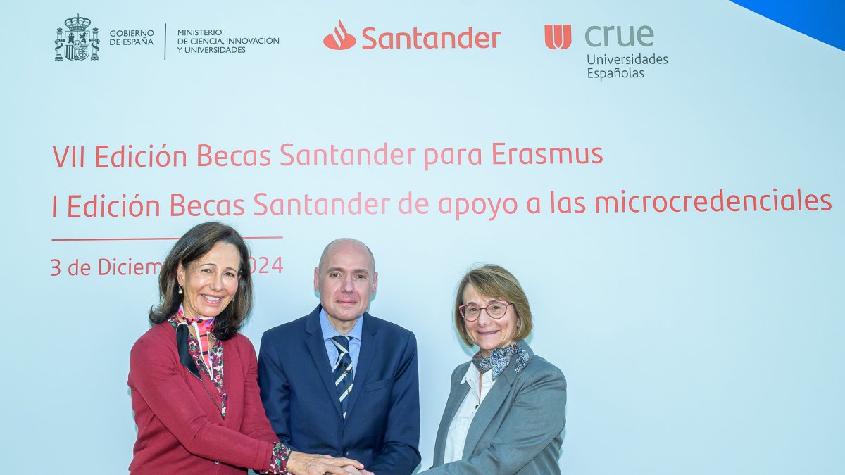 Acuerdo suscrito por Ana Botín, Francisco García y Eva Alcón.
