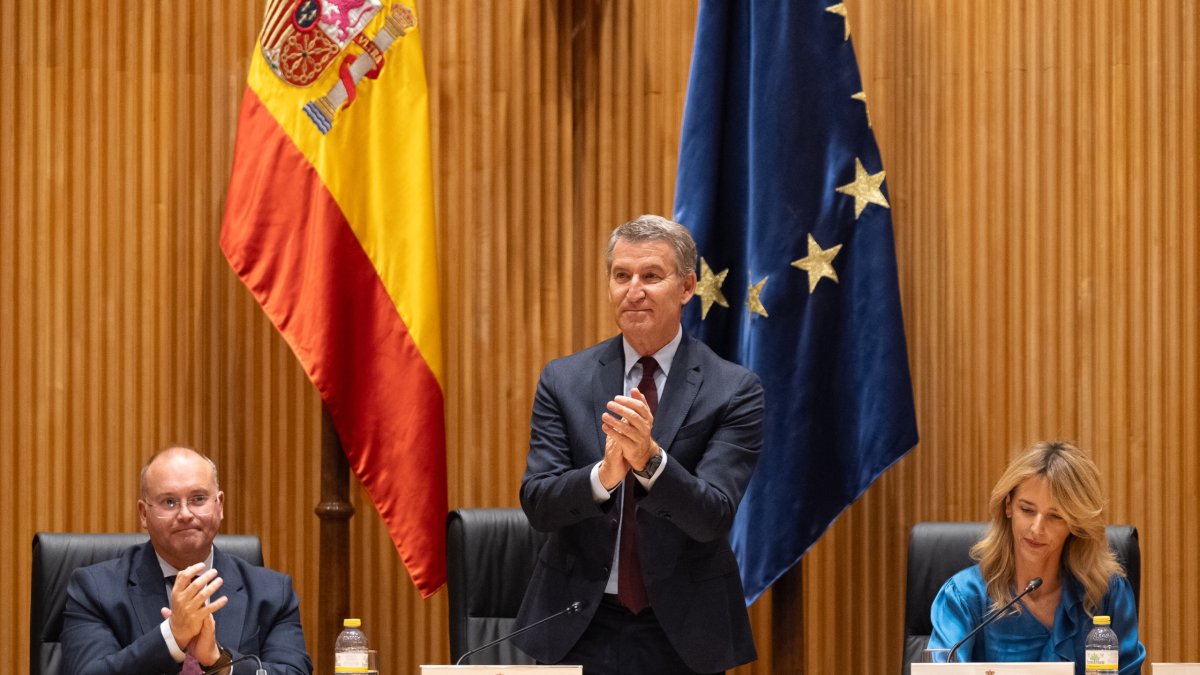 El presidente del PP, Alberto Núñez Feijóo, junto a Miguel Tellado y Cayetana Álvarez de Toledo.