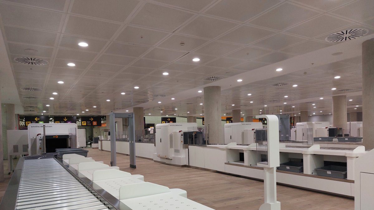 (Foto de ARCHIVO)
Controles en el aeropuerto de Palma de Mallorca sin pasajeros a los que controlar.
REMITIDA / HANDOUT por AENA
Fotografía remitida a medios de comunicación exclusivamente para ilustrar la noticia a la que hace referencia la imagen, y citando la procedencia de la imagen en la firma
06/11/2024