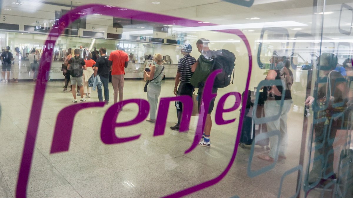 Pasajeros esperan para ser atendidos, en la estación de Chamartín,