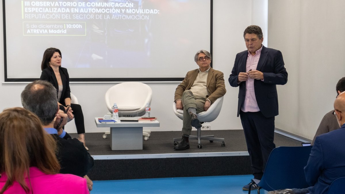 Yolanda Román, Manuel Sevillano y Juan Carlos Payo en el III Observatorio de Comunicación Especializada en Automoción y Movilidad de Atrevia.