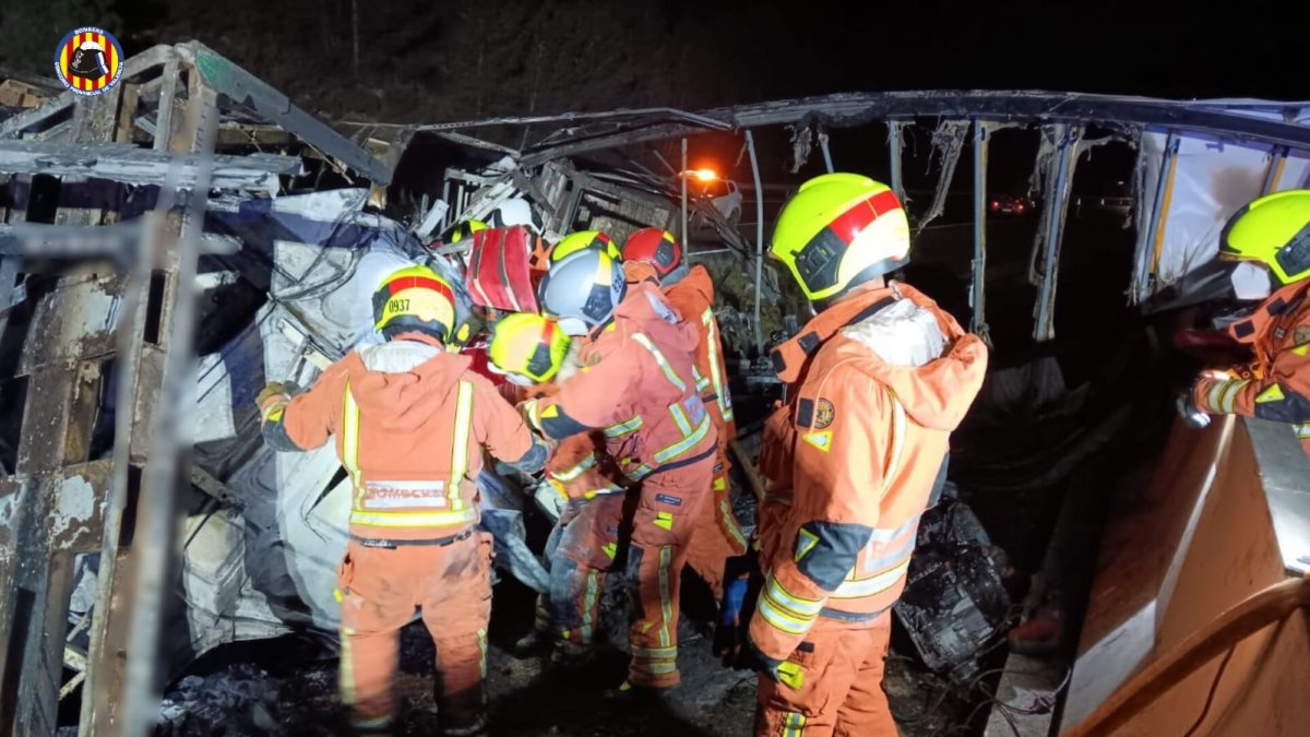 Bomberos en el camión accidentado