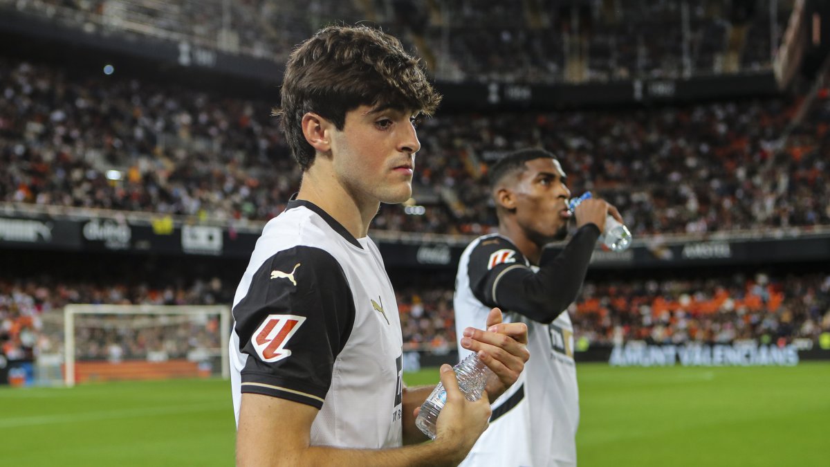Javi Guerra, durante el Valencia - Rayo Vallecano.