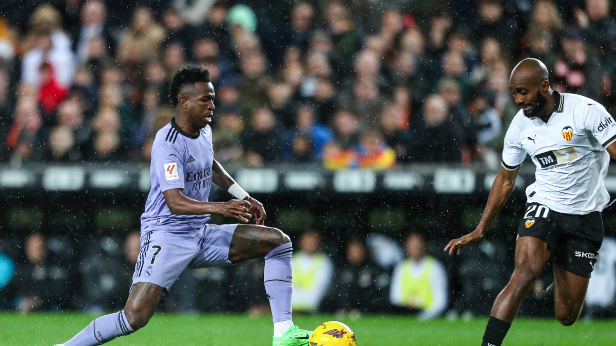 Vinicius, durante un Valencia - Real Madrid.