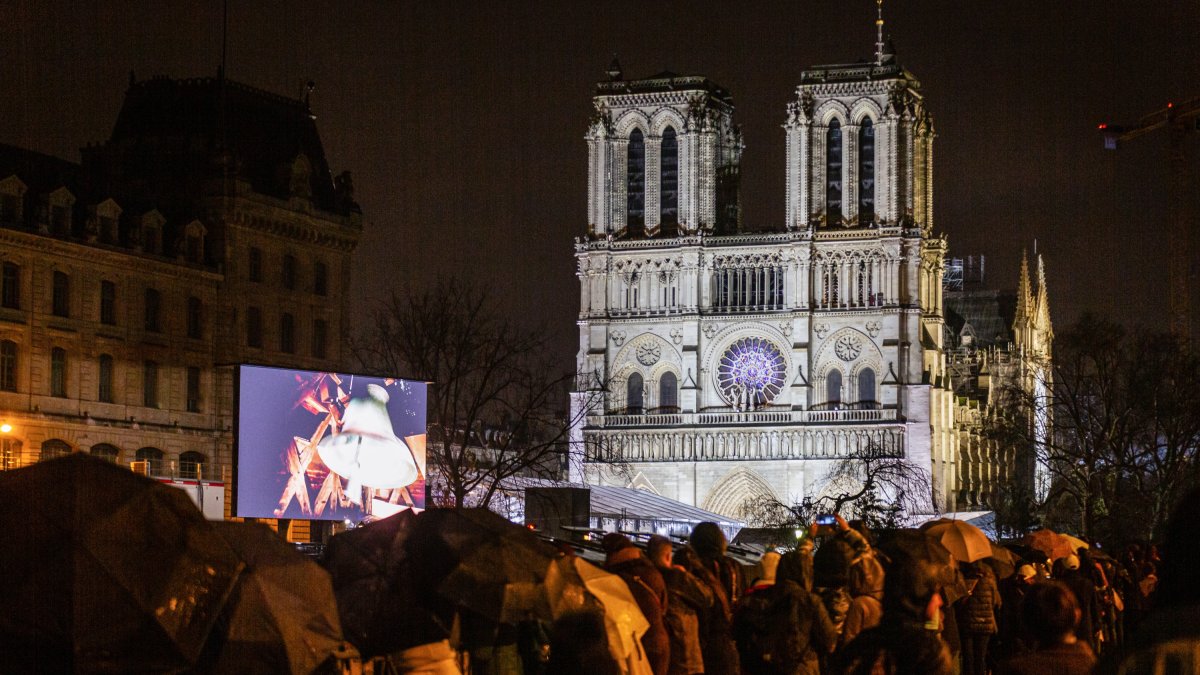 Ciudadanos en la calle ante la catedral de Notre Dame.