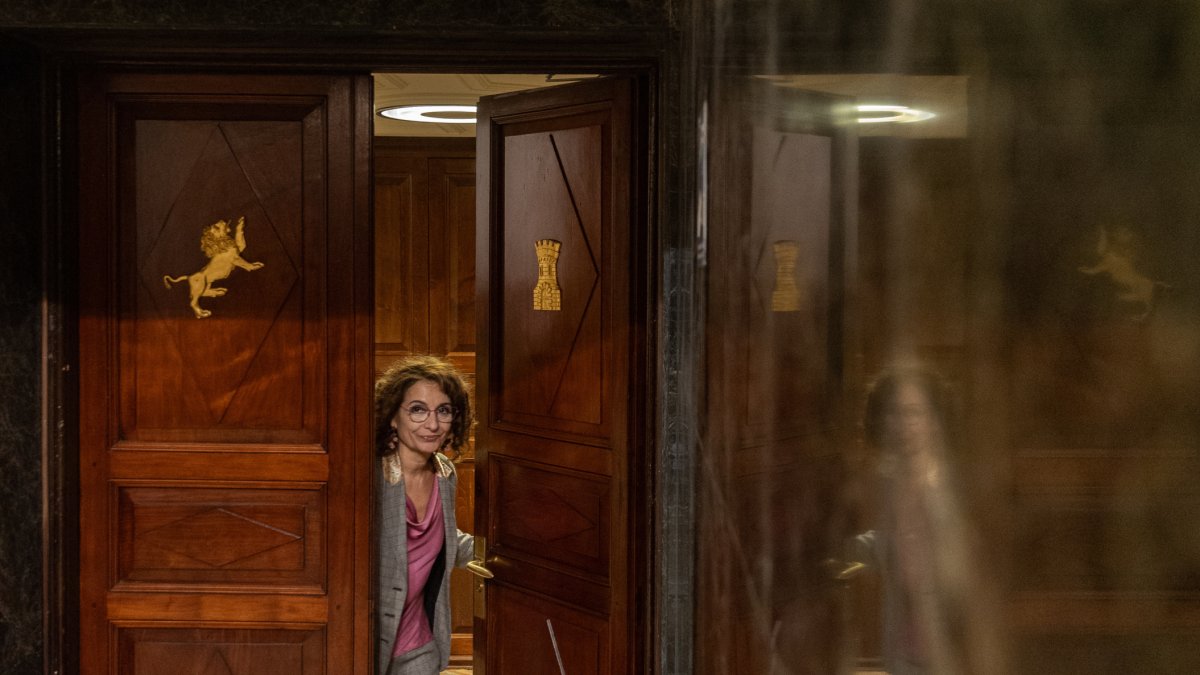 (Foto de ARCHIVO)
La vicepresidenta primera y ministra de hacienda, María Jesús Montero llega a una sesión plenaria del Congreso de los Diputados.
Eduardo Parra / Europa Press
21/11/2024