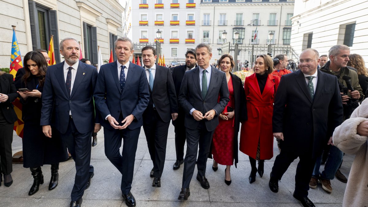 El líder del PP, Alberto Núñez Feijóo, junto a líderes regionales del PP como Azcón, Rueda, Mañueco, López Miras o Ayuso.