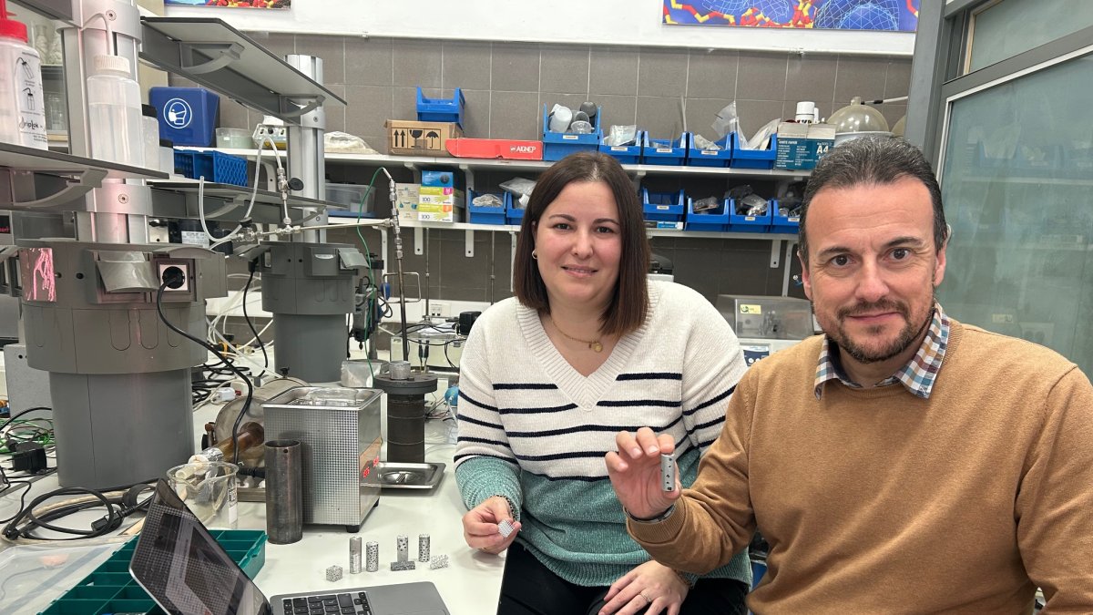 Los investigadores Lucila Paola Maiorano y José Miguel Molina en el laboratorio de Química Inorgánica de la UA.