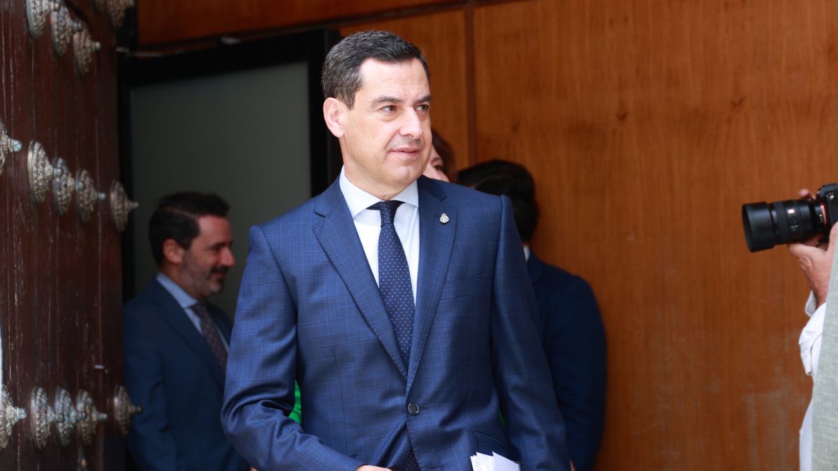 El presidente de la Junta, Juanma Moreno, en el Parlamento de Andalucía.
