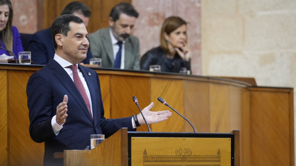 El presidente de la Junta de Andalucía, Juanma Moreno, durante su intervención en el Debate sobre el Estado de la Comunidad.