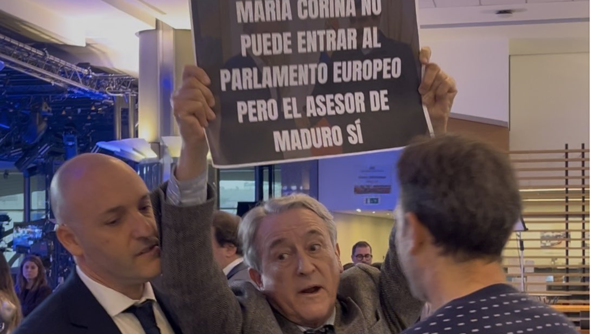El eurodiputado de Vox, Hermann Tertsch, protesta por la presencia de Zapatero en Bruselas.