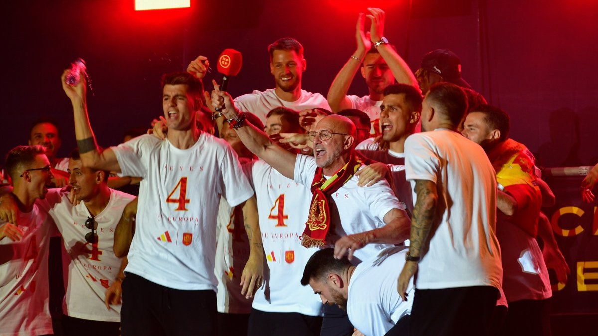 (Foto de ARCHIVO)
Luis de la Fuente junto a los jugadores durante la celebración de la victoria en la Eurocopa de la selección española de fútbol