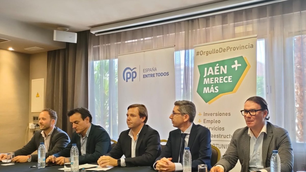 Representantes de Jaén Merece Más y el PP anunciando el pacto para gobernar en Jaén.