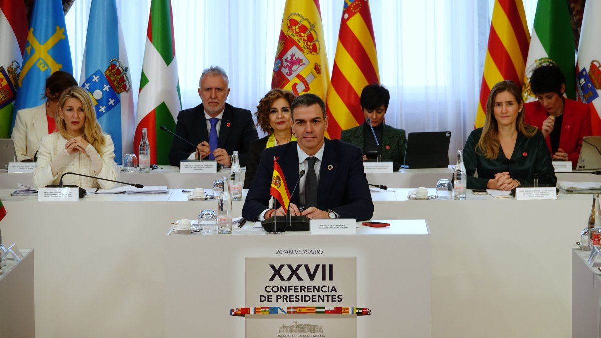 Pedro Sánchez en la Conferencia de Presidentes acompañado de siete de sus ministros.