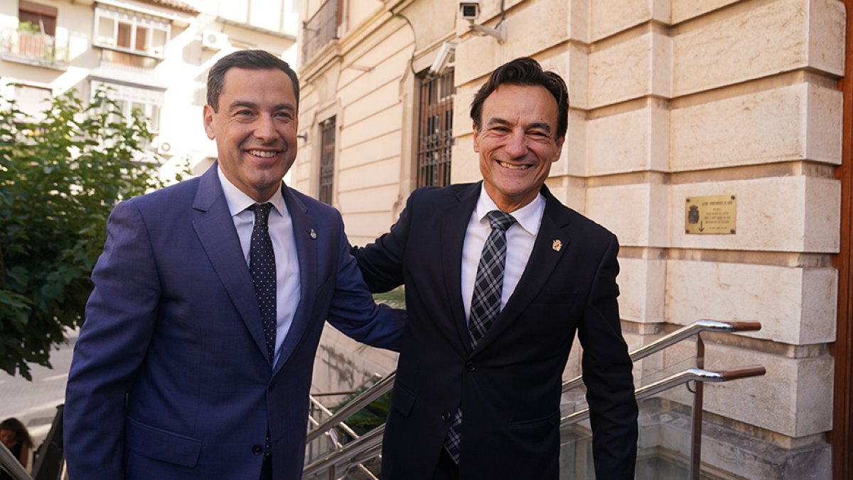 El presidente de la Junta e Andalucía y del PP-A, Juanma Moreno, junto al alcalde de Jaén, Agustín González.
