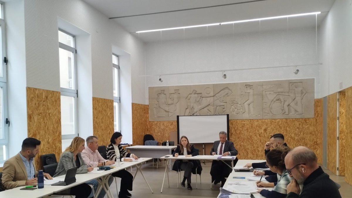 La comisión reunida con la concejala de Urbanismo, Rocío Gómez, presidiendo