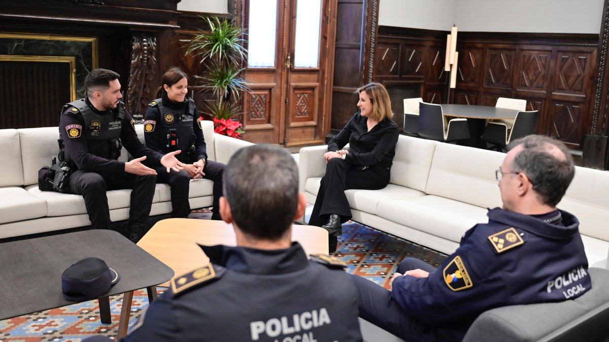 María José Catalá, alcaldesa de Valencia, junto a los agentes de la Policía Local
