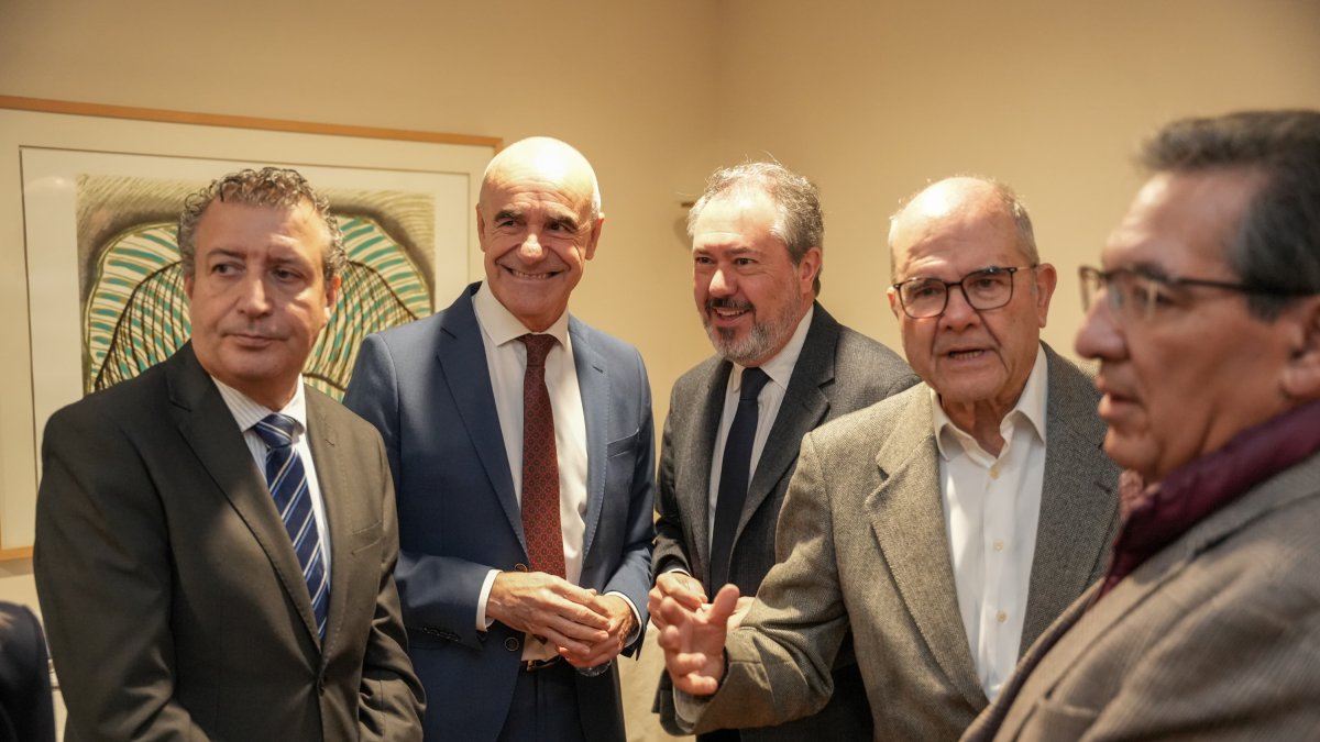 El secretario general del PSOE-A, Juan Espadas, con dirigentes del PSOE de Sevilla este lunes.