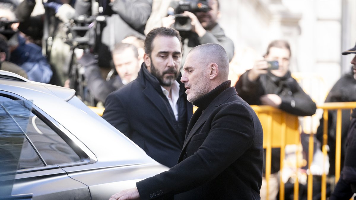 El empresario Víctor de Aldama (c) y el líder de Desokupa, Daniel Esteve (d), salen del Tribunal Supremo.