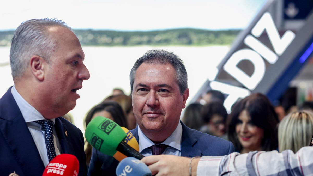 El diputado socialista Juan Carlos Ruiz Boix, junto a Juan Espadas en una foto de archivo.