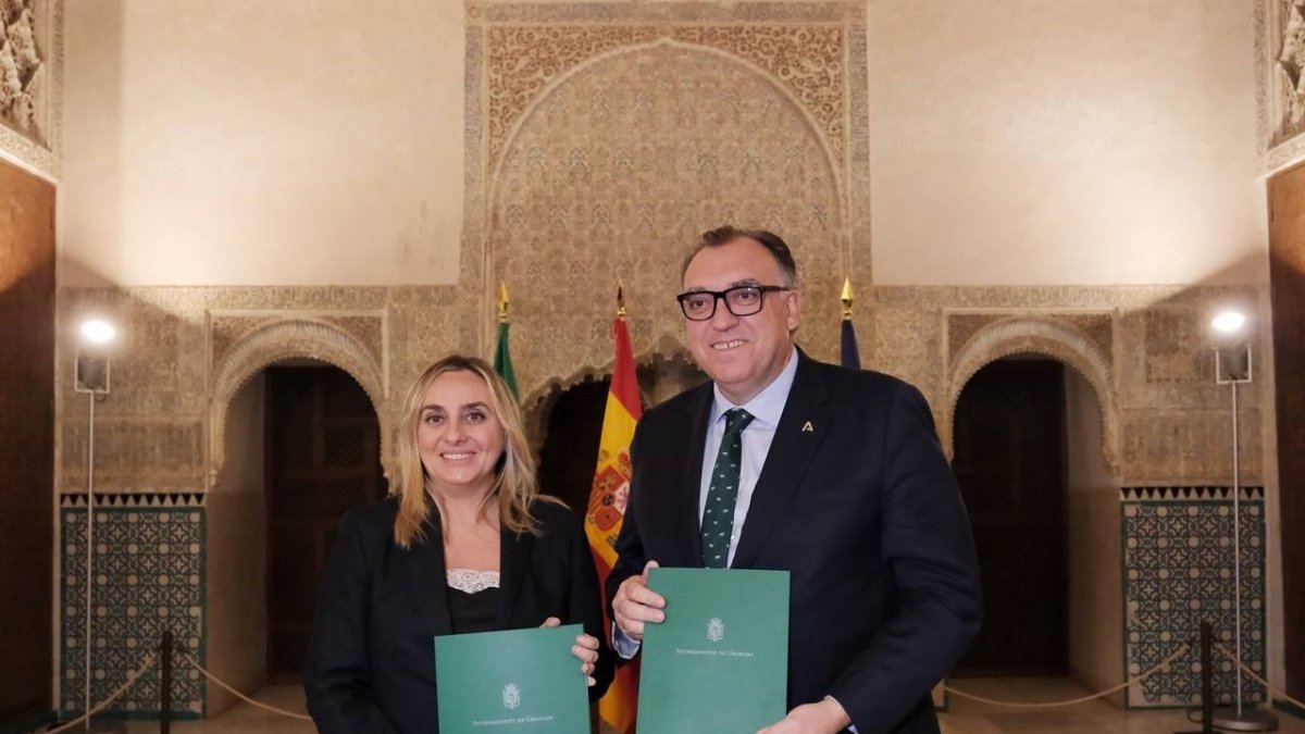 El consejero de Turismo y Andalucía Exterior de la Junta de Andalucía, Arturo Bernal, y la alcaldesa de Granada, Marifrán Carazo.