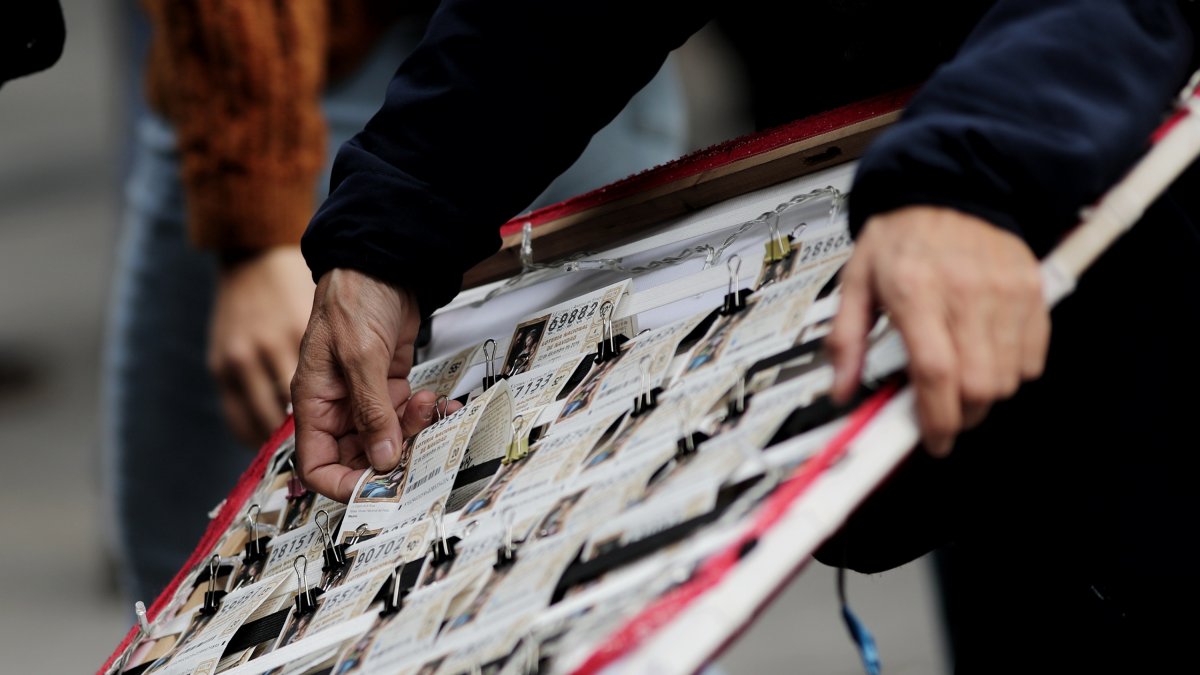Panel con los boletos de Lotería de Navidad que vende un lotero