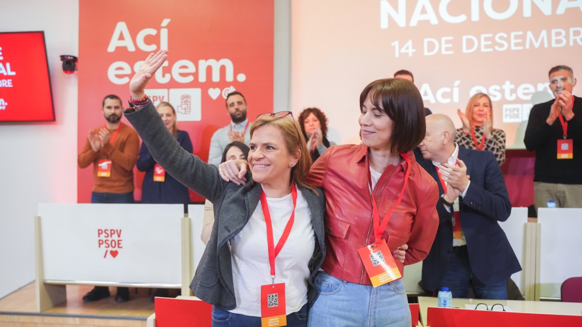 La delegada del Gobierno en la Comunidad Valenciana, Pilar Bernabé, y la secretaria general del PSPV-PSOE y ministra de Ciencia, Innovación y Universidades, Diana Morant