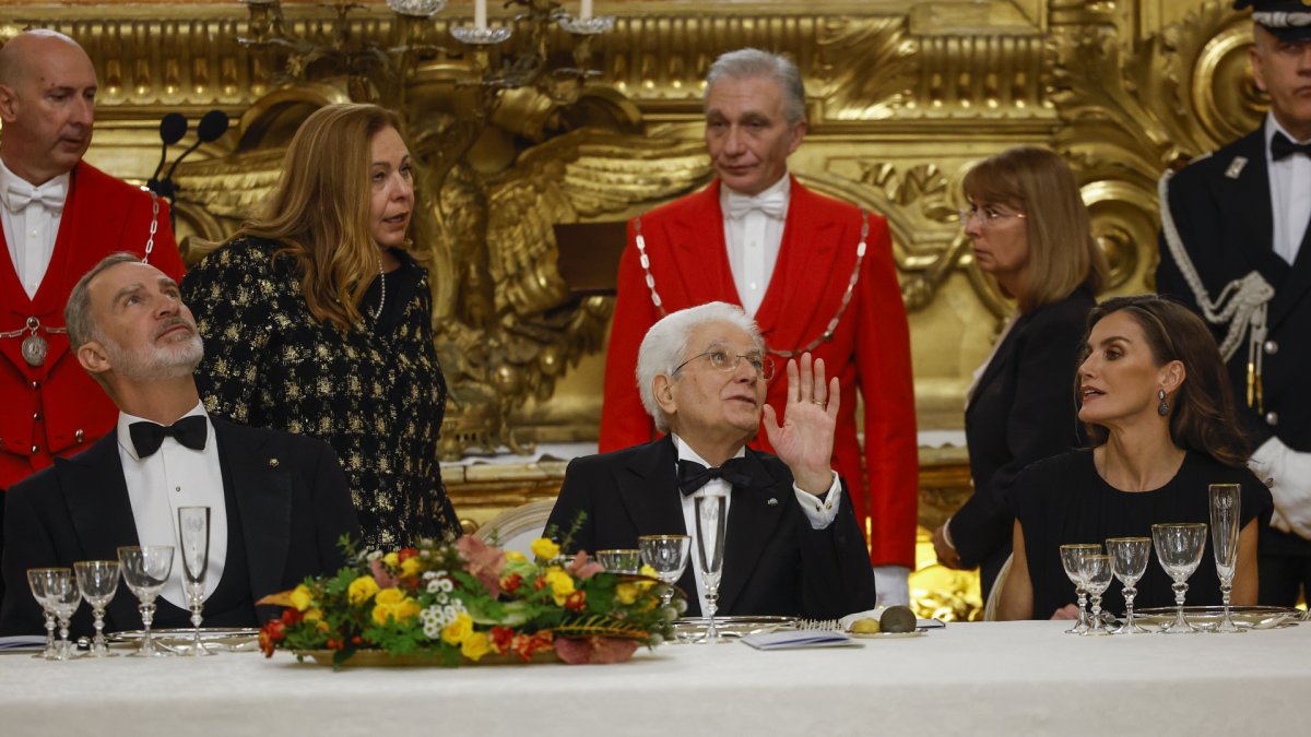 Felipe VI y Doña Letizia con el presidente de la República de Italia, Sergio Mattarella, el pasado 11 de diciembre