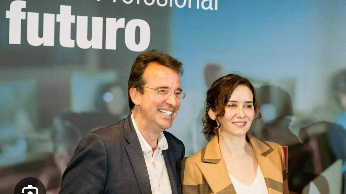 Miguel Ángel Recuenco, junto a Isabel Díaz Ayuso.